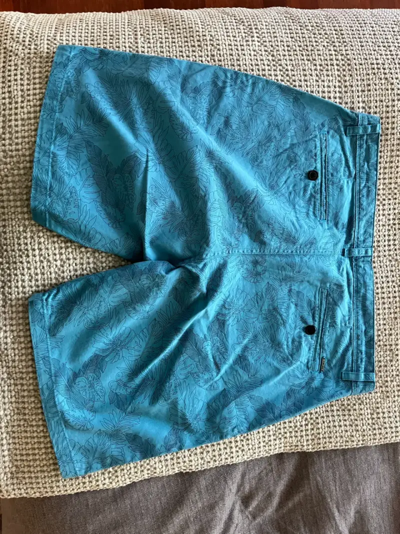 Bermudas azules con estampado tropical para hombre - 2