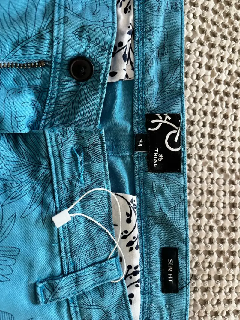 Bermudas azules con estampado tropical para hombre - 3