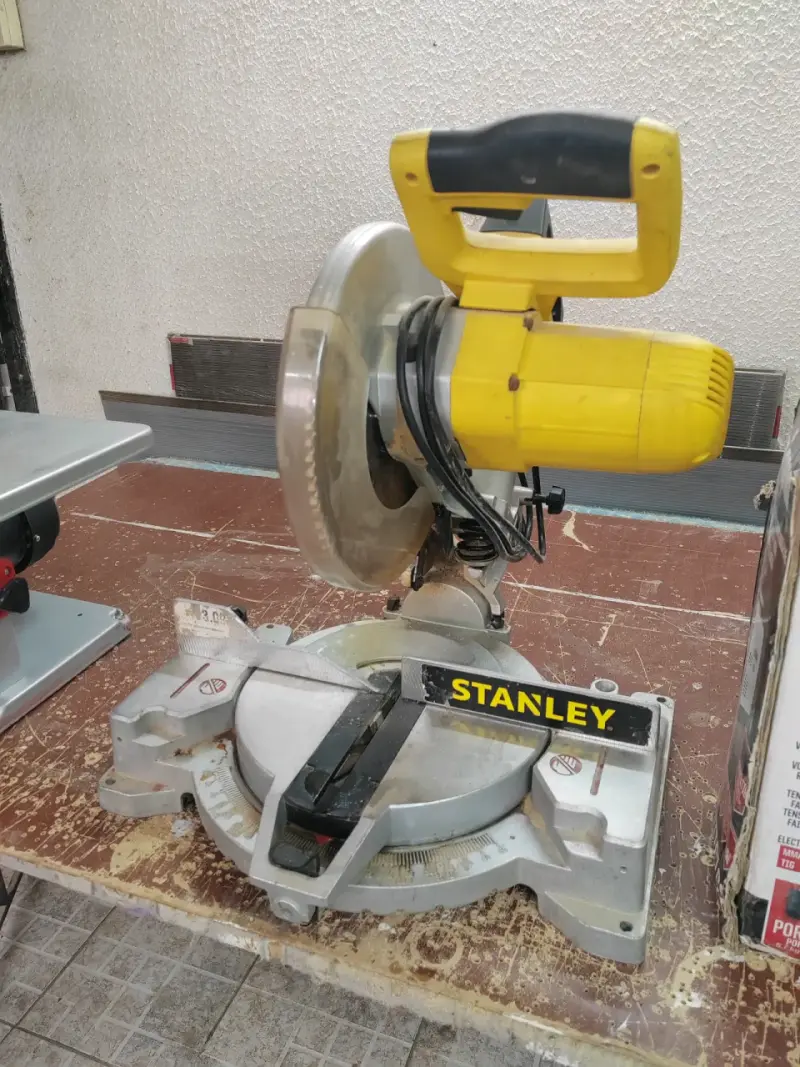 Sierra Ingletadora Stanley Eléctrica Amarilla