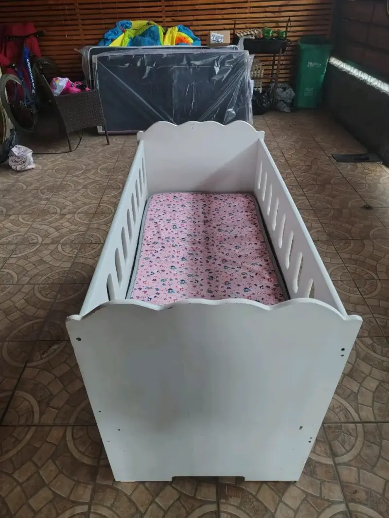 Cuna de madera blanca para bebé con colchón - 1