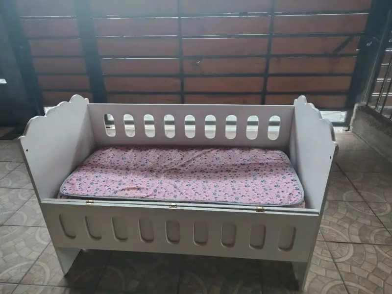 Cuna de madera blanca para bebé con colchón - 2