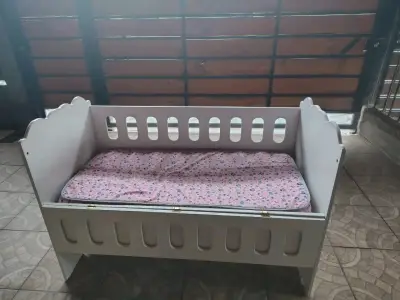 Cuna de madera blanca para bebé con colchón - miniatura 2