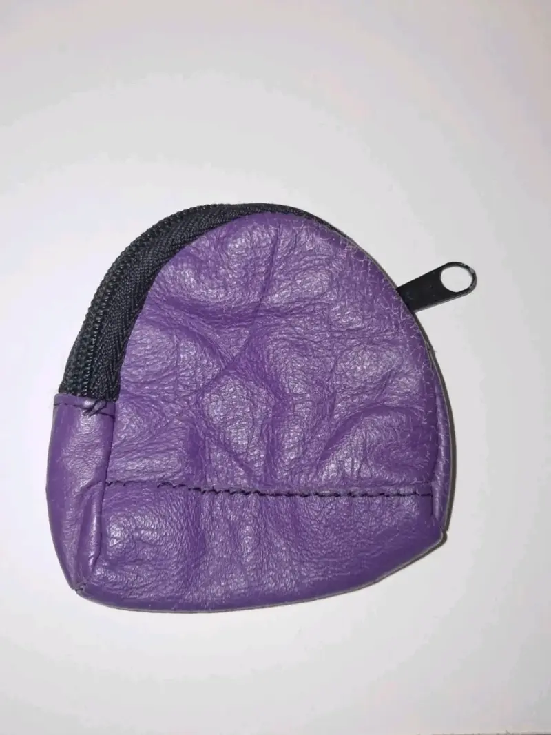 Monedero pequeño de cuero morado