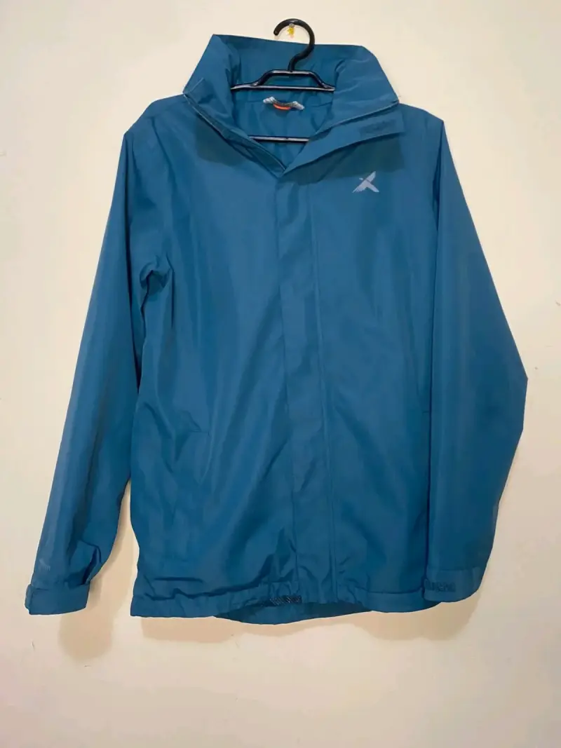 Chaqueta impermeable azul para hombre