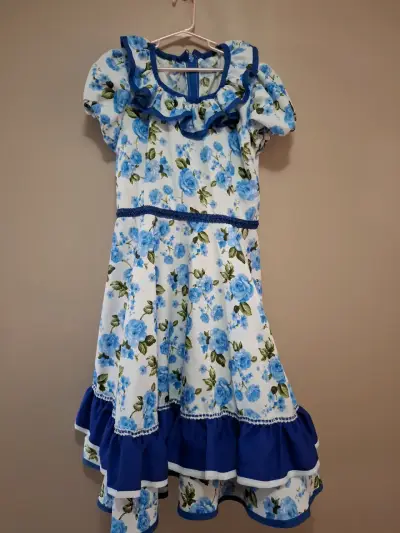 Vestido floral azul para niña con volantes - miniatura 1