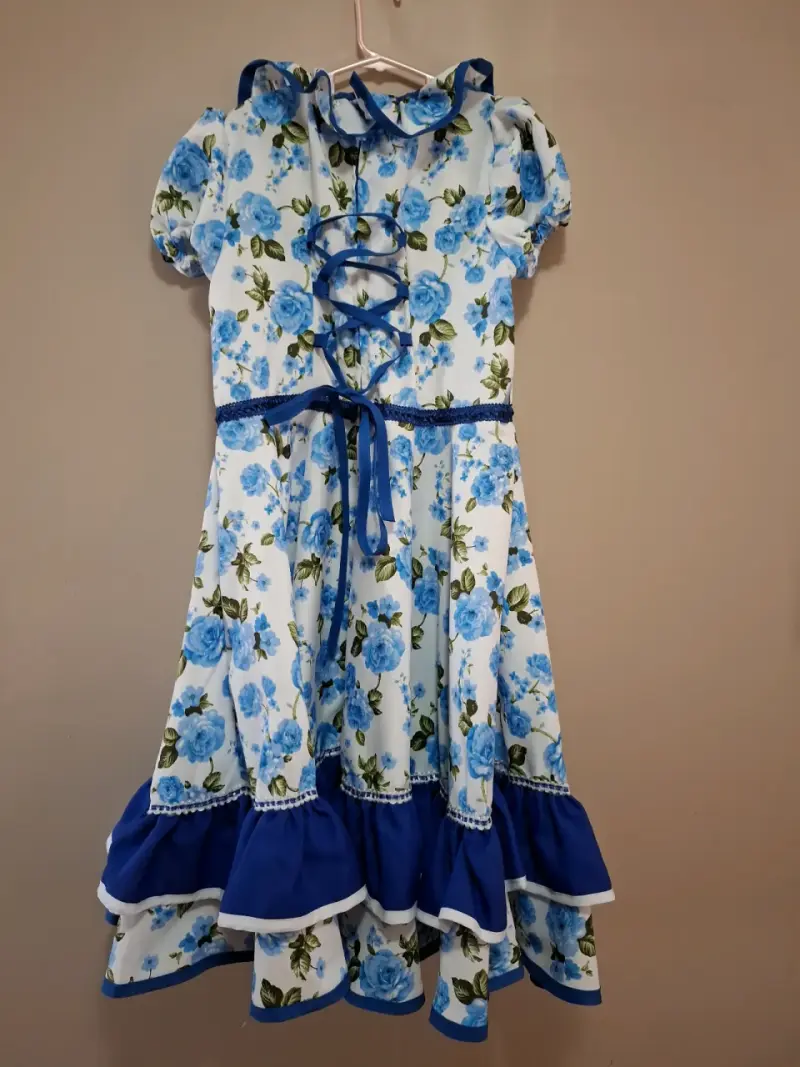 Vestido floral azul para niña con volantes - 2