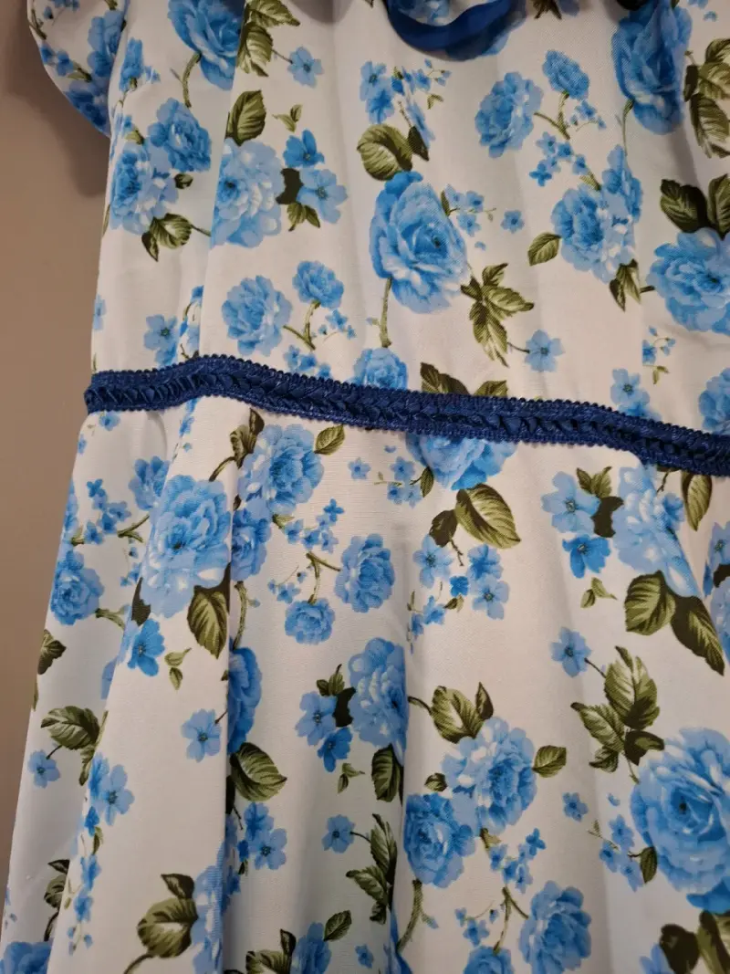 Vestido floral azul para niña con volantes - 3