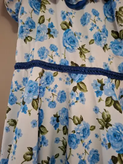 Vestido floral azul para niña con volantes - miniatura 3