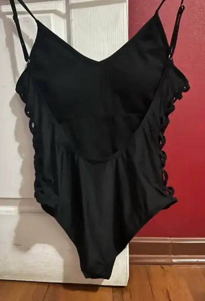 Traje de baño negro Zibel con diseño cruzado - miniatura 2