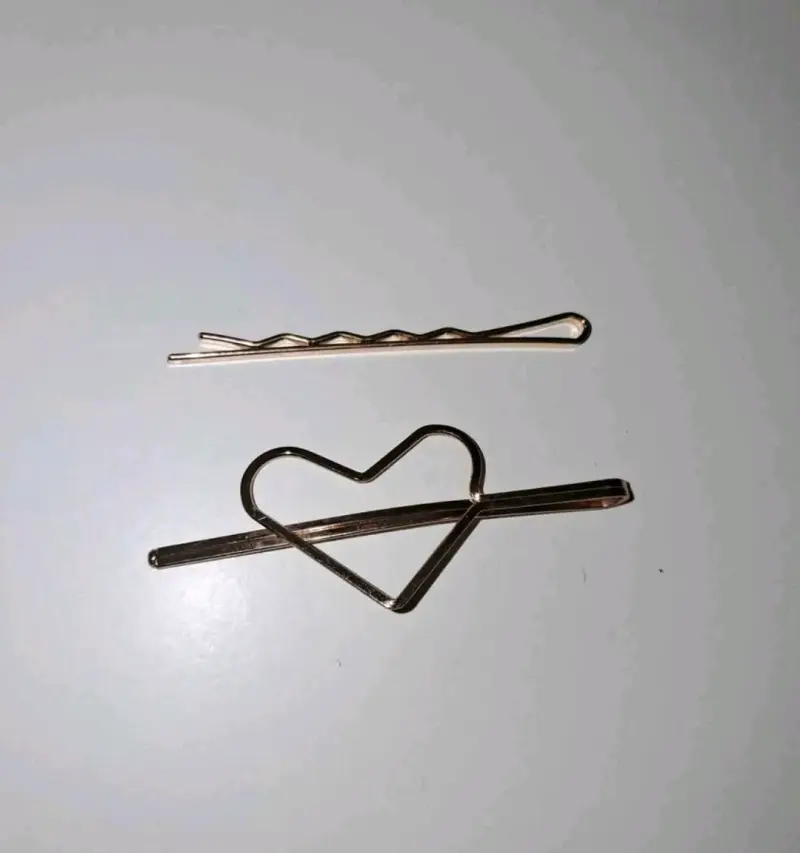 Set de Horquillas Doradas con Diseño de Corazón