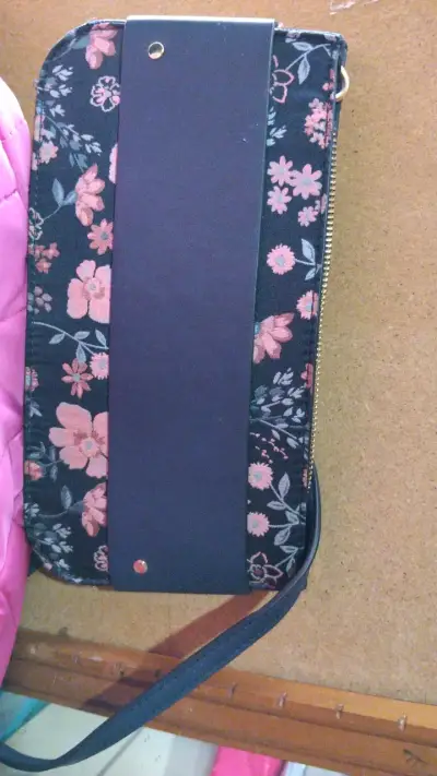 Cartera de mano floral con cadena dorada - miniatura 1