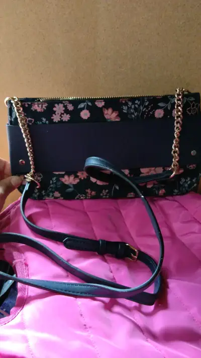 Cartera de mano floral con cadena dorada - miniatura 4