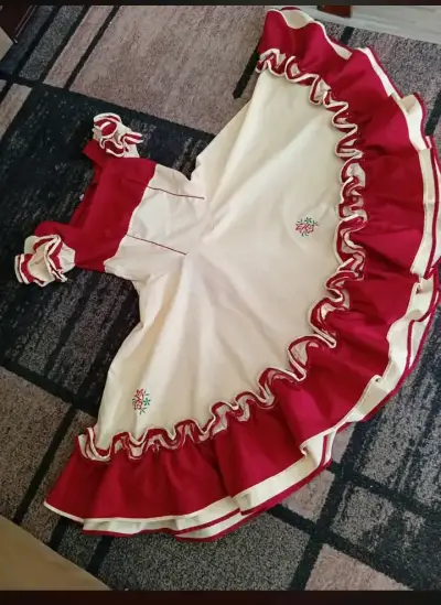 Vestido de fiesta tradicional rojo y blanco - miniatura 1