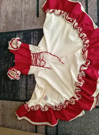 Vestido de fiesta tradicional rojo y blanco - miniatura 2