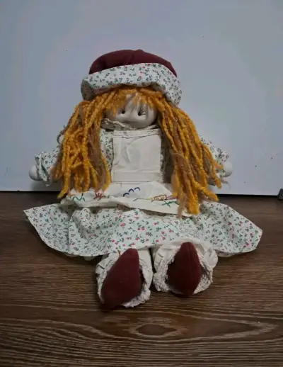Muñeca de trapo vintage con vestido floral - miniatura 1