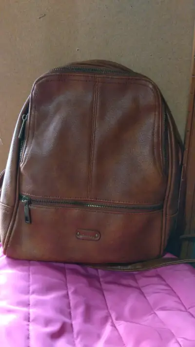 Mochila de cuero marrón con múltiples bolsillos - miniatura 1