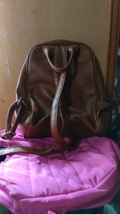 Mochila de cuero marrón con múltiples bolsillos - miniatura 2