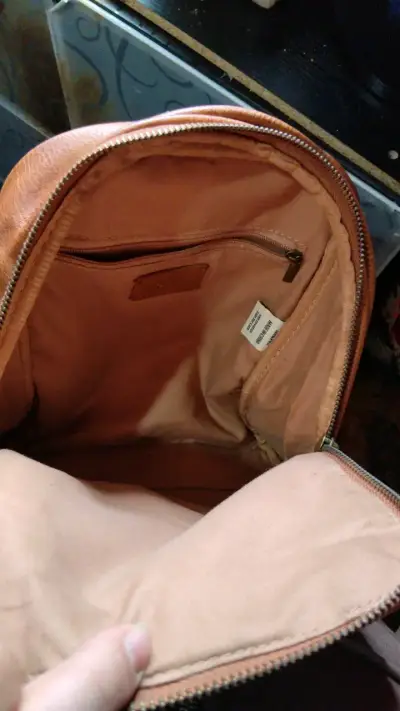 Mochila de cuero marrón con múltiples bolsillos - miniatura 3
