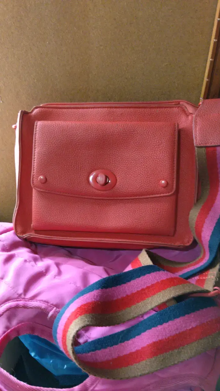 Bolso bandolera rojo con correa multicolor - 1