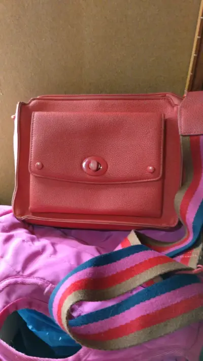 Bolso bandolera rojo con correa multicolor - miniatura 1