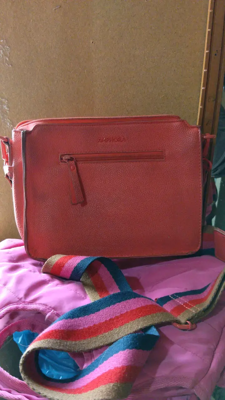 Bolso bandolera rojo con correa multicolor - 2