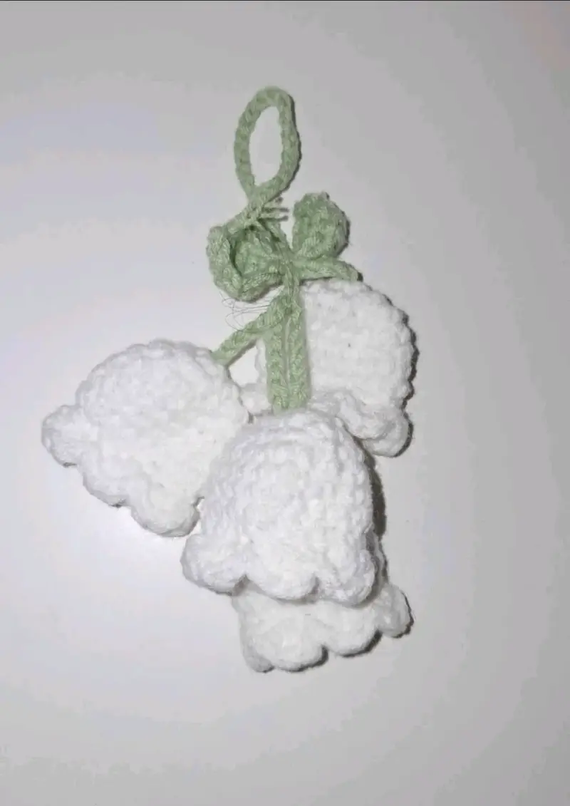 Adorno colgante de flores tejidas a crochet