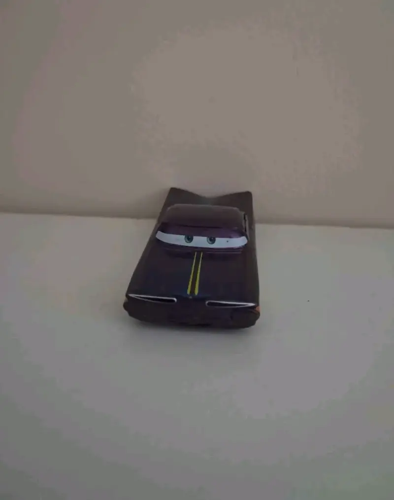 Auto de juguete Cars con diseño animado