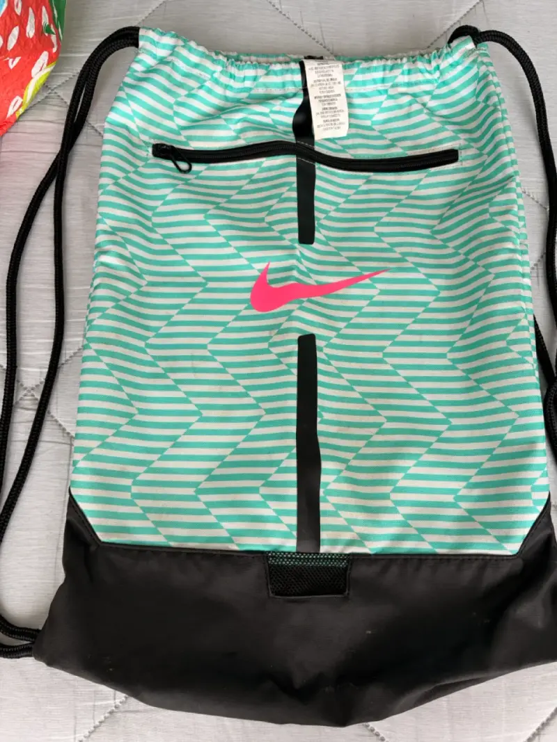 Bolsa deportiva Nike con diseño zigzag verde - 1