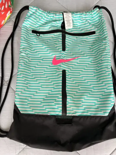 Bolsa deportiva Nike con diseño zigzag verde - miniatura 1