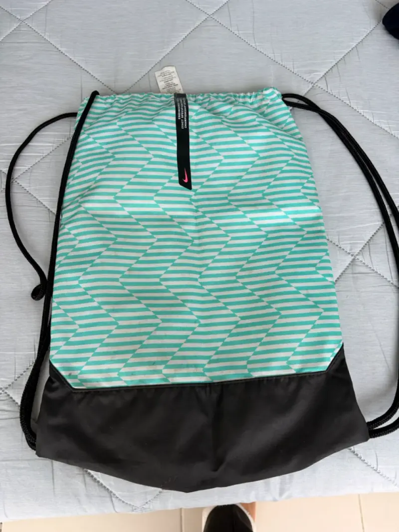 Bolsa deportiva Nike con diseño zigzag verde - 2