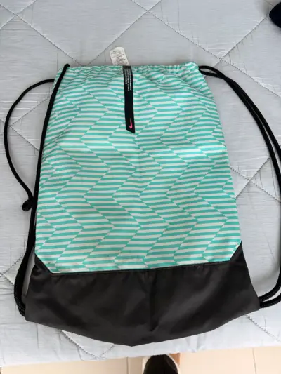 Bolsa deportiva Nike con diseño zigzag verde - miniatura 2