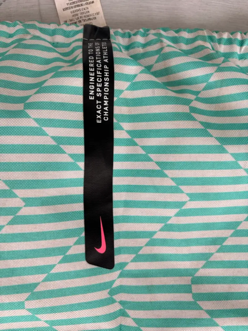 Bolsa deportiva Nike con diseño zigzag verde - 3