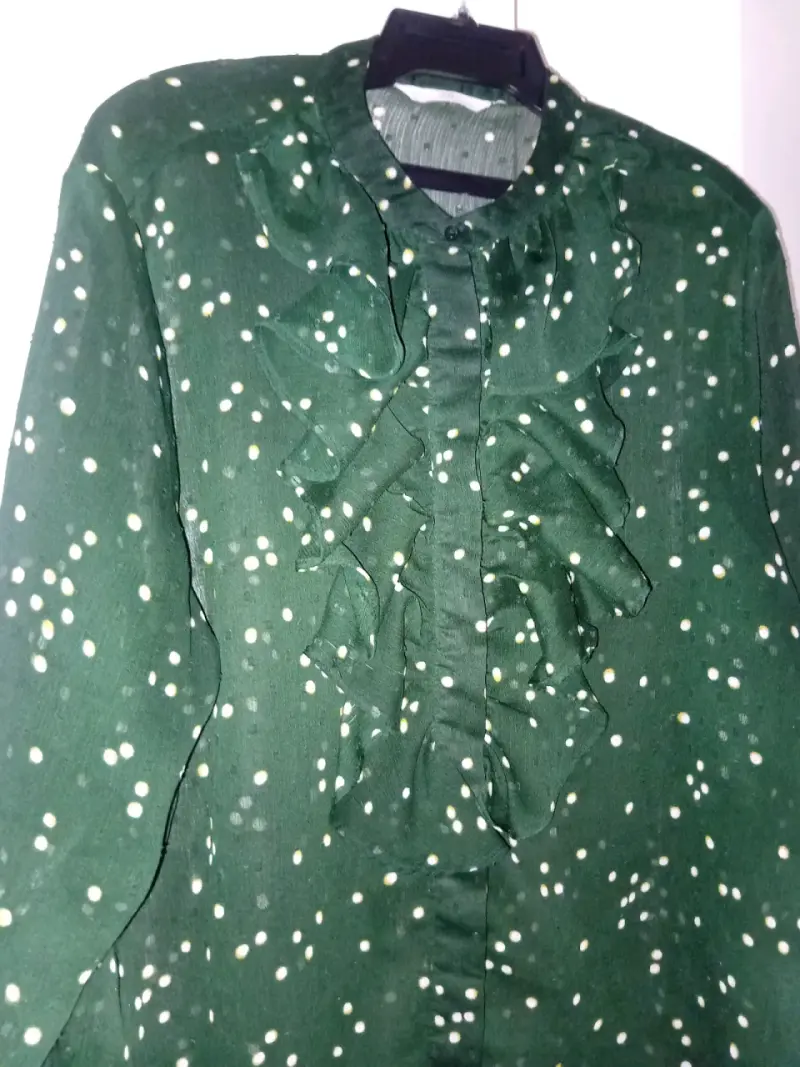 Blusa HM TL verde con volantes y lunares H&M - 2