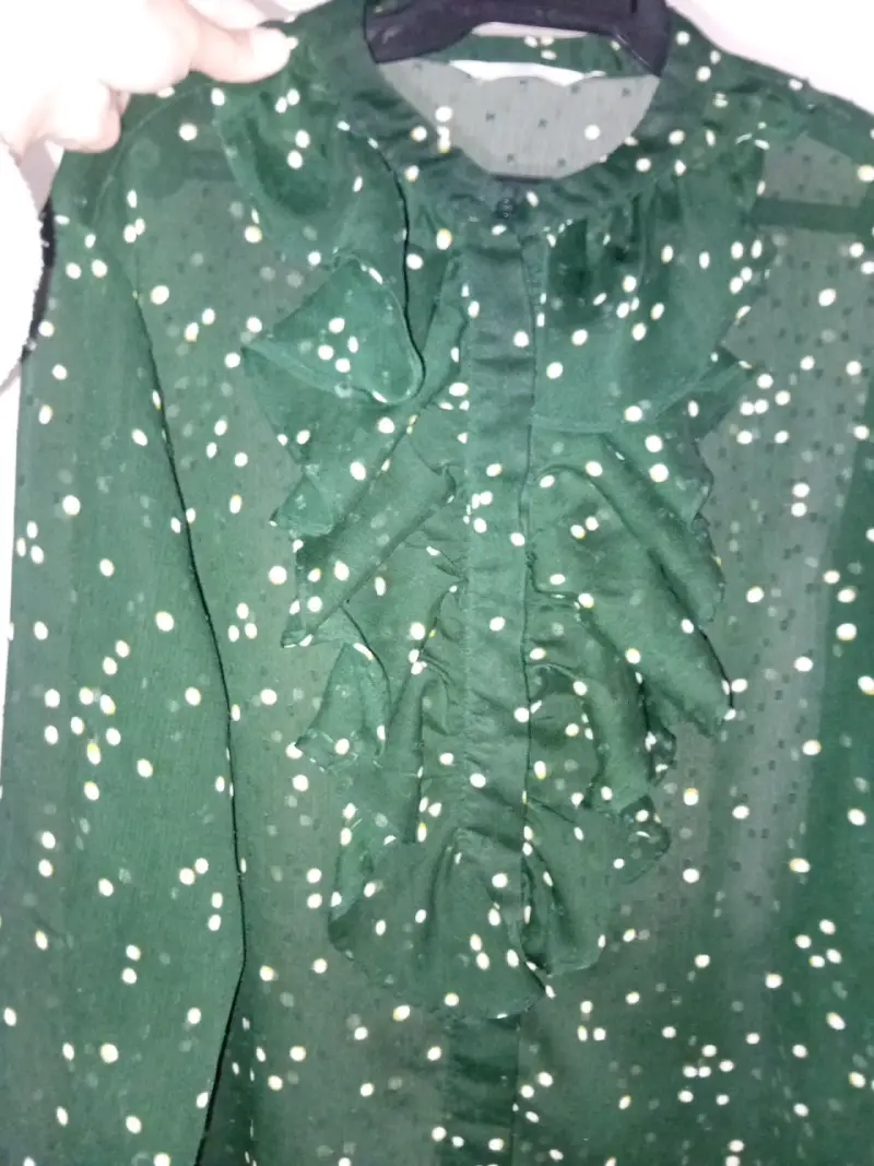 Blusa HM TL verde con volantes y lunares H&M - 4
