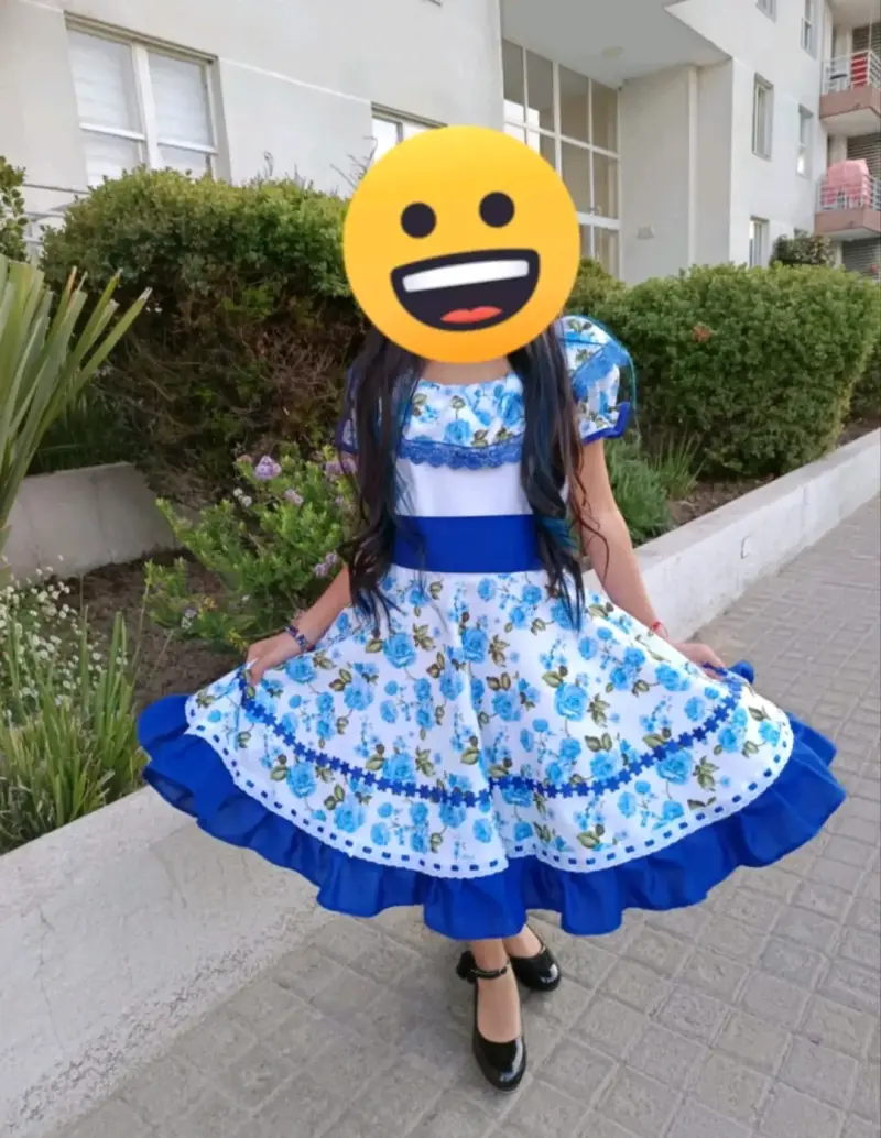 Vestido folclórico azul con flores