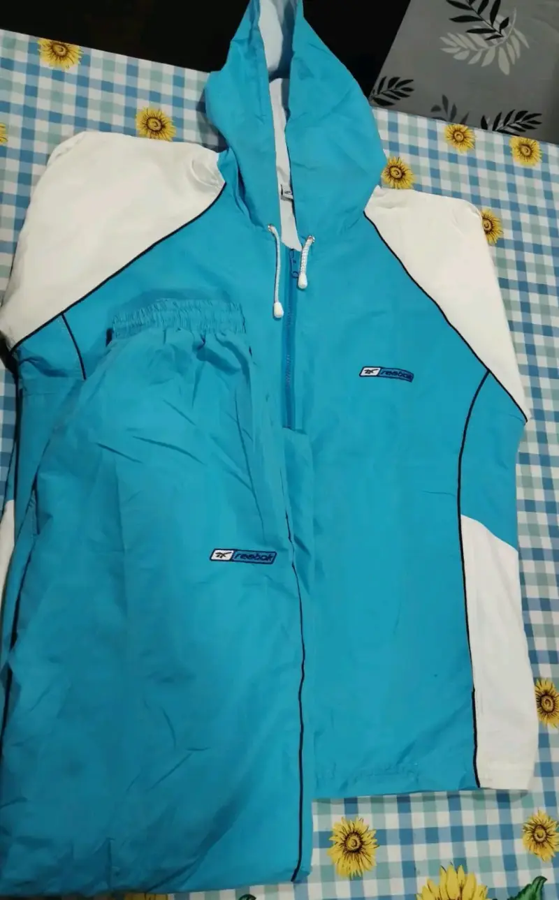 Conjunto deportivo azul Reebok con capucha