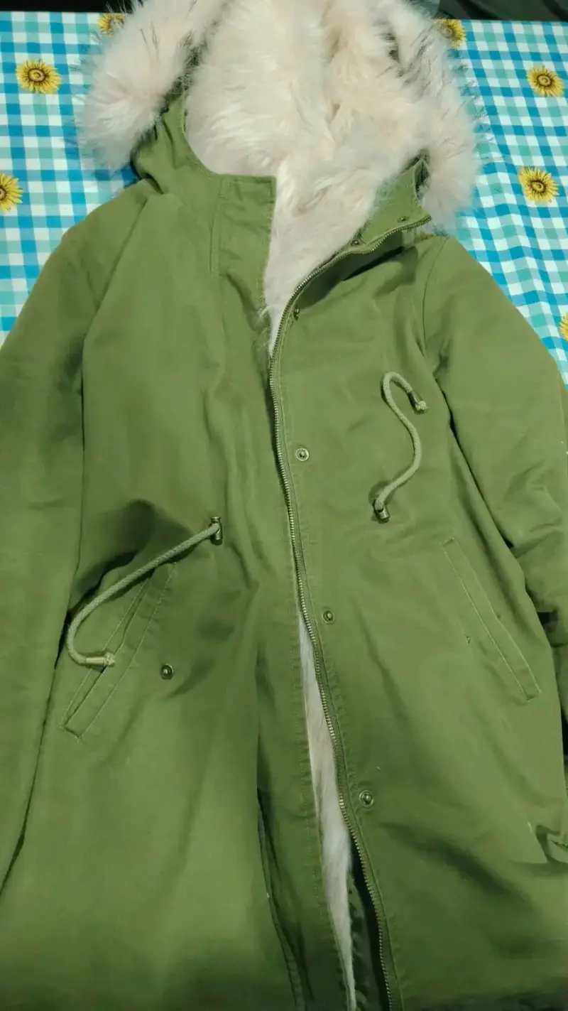 Parka verde con capucha de piel sintética
