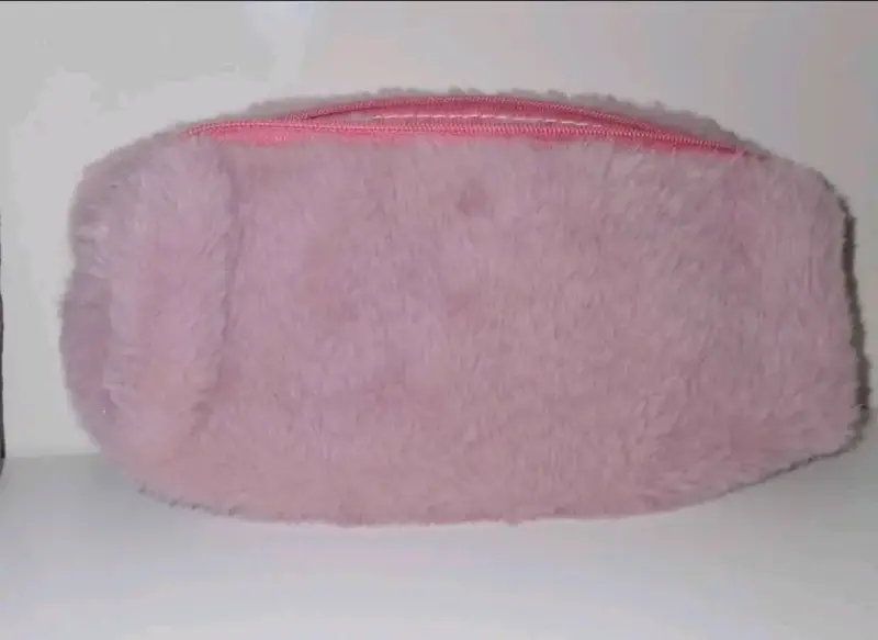 Estuche peludo rosado con cierre
