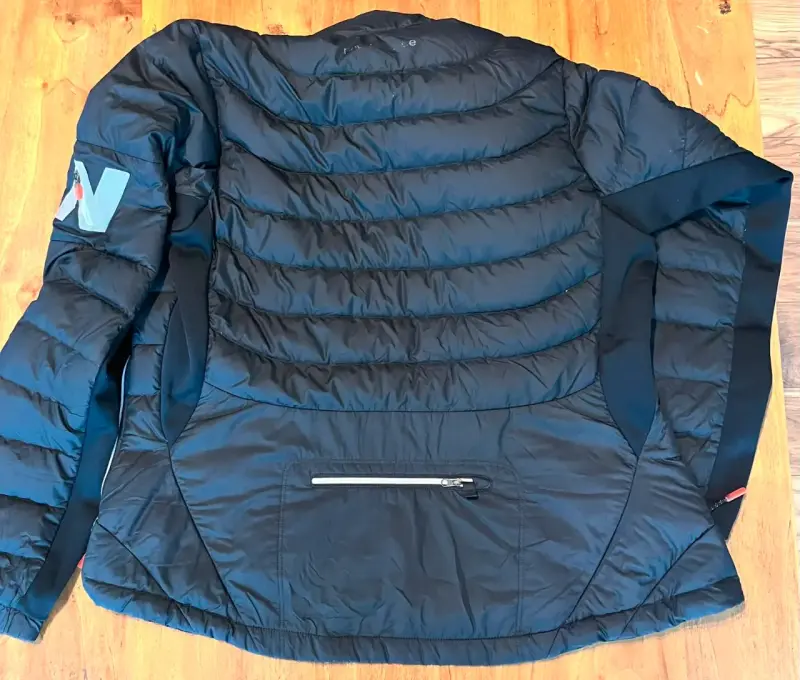 Chaqueta acolchada New Balance negra para mujer - 4