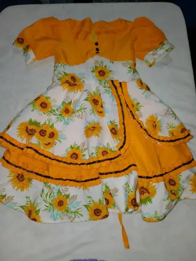 Vestido infantil con girasoles y capa amarilla - miniatura 1
