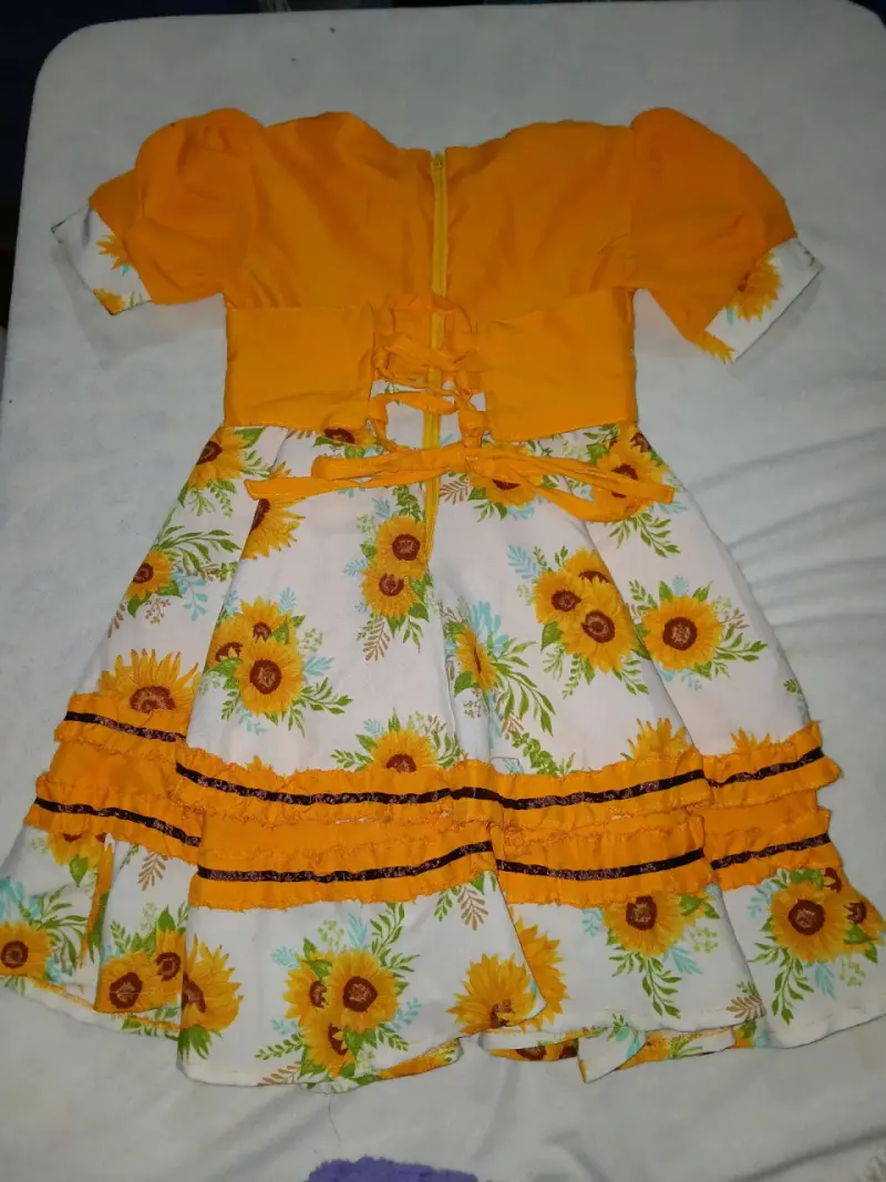 Vestido infantil con girasoles y capa amarilla - 2