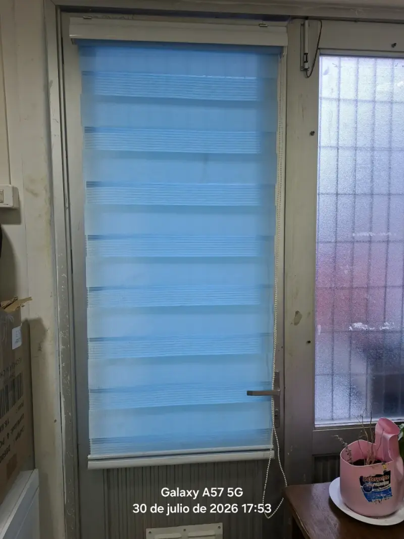 Cortina enrollable azul para puerta - 1