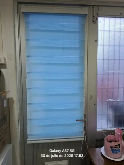 Cortina enrollable azul para puerta - miniatura 1