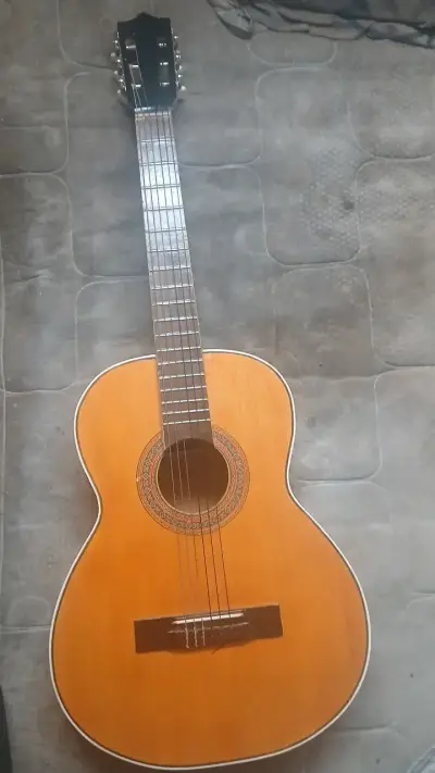 Guitarra acústica clásica de madera - miniatura 1
