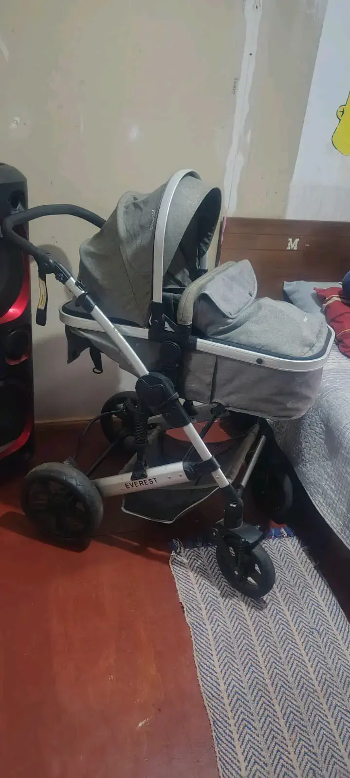 Coche de bebé gris con moisés y silla de auto - 1