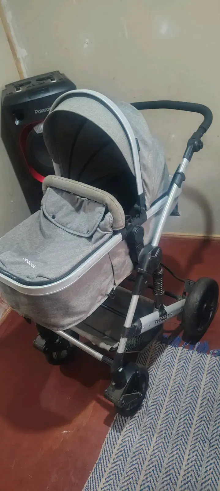 Coche de bebé gris con moisés y silla de auto - 2