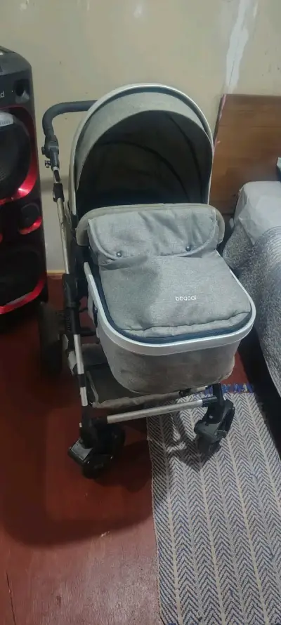 Coche de bebé gris con moisés y silla de auto - miniatura 4