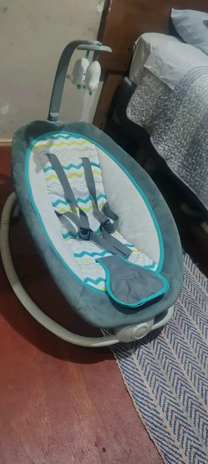 Silla mecedora para bebé con diseño colorido - 1