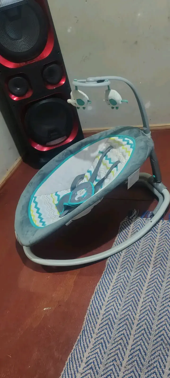Silla mecedora para bebé con diseño colorido - 2