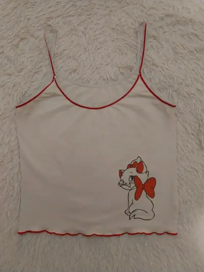 Polera de tirantes con diseño de gato y borde rojo - miniatura 1